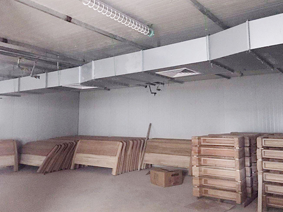 2、家具平衡養(yǎng)生：以“EMC”為基準(zhǔn)，研發(fā)出多功能平衡干燥機(jī)，用于家具半成品的恒溫恒濕平衡養(yǎng)生