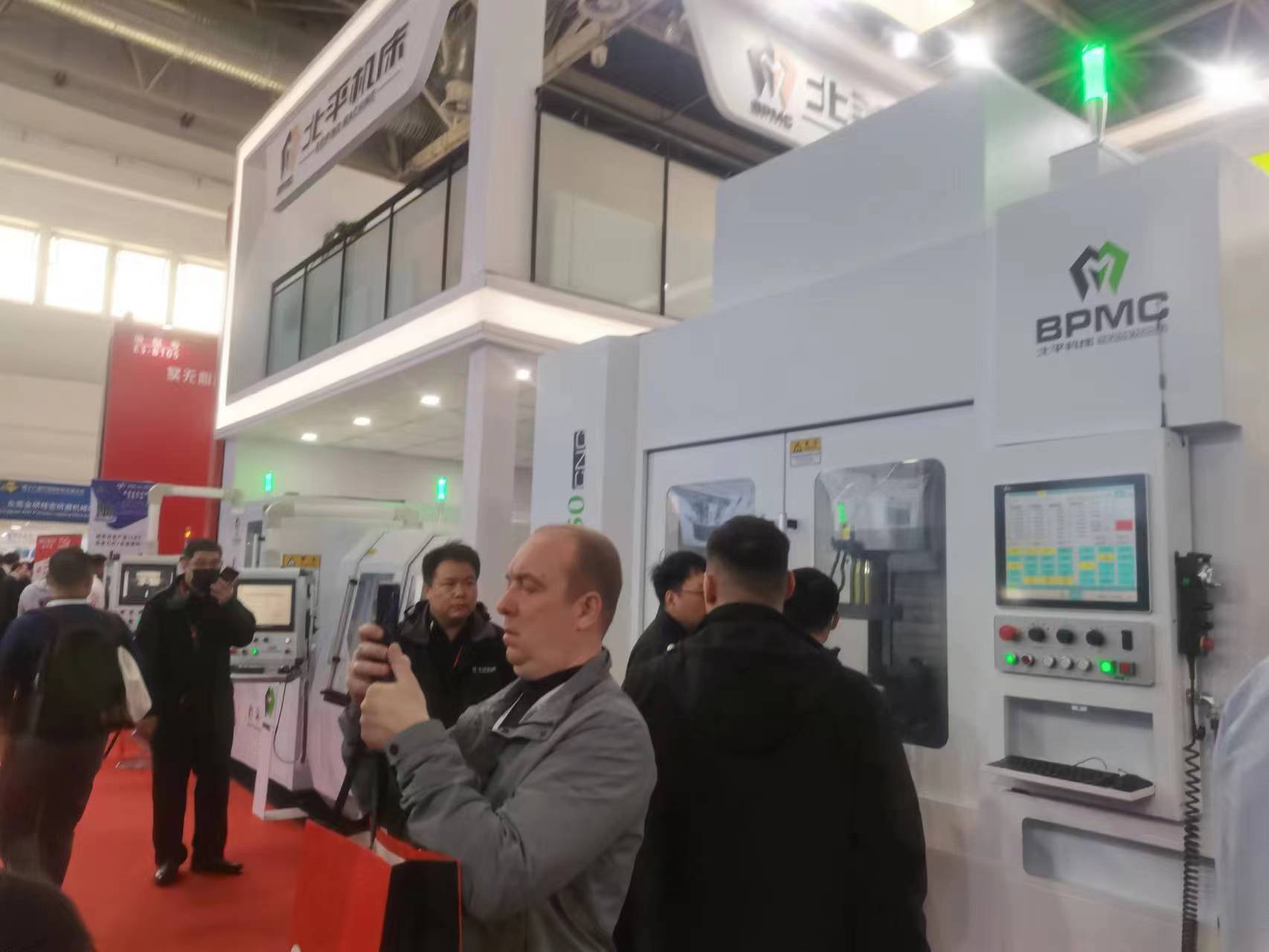 北平機床展會現(xiàn)場 靚仔和靚機來張合拍照