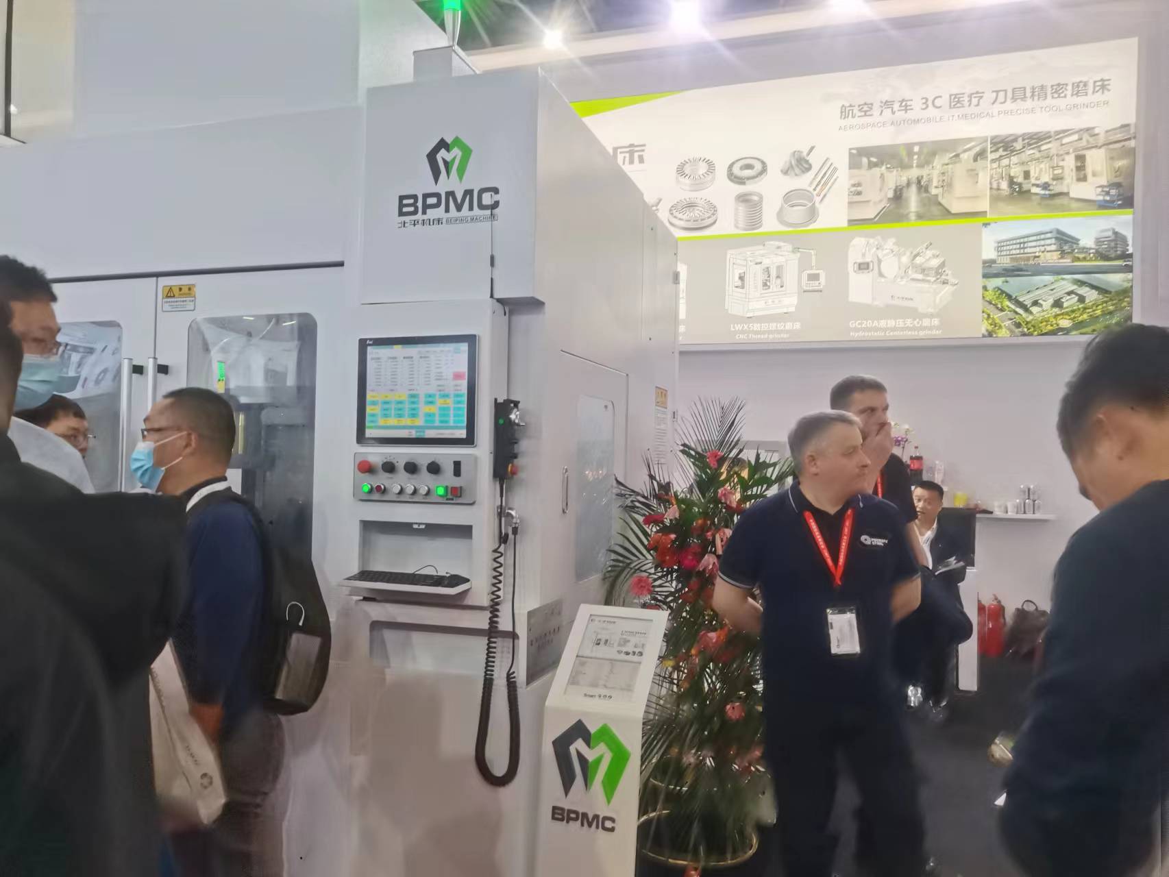 北平機床展會現(xiàn)場 國外技師現(xiàn)場答疑